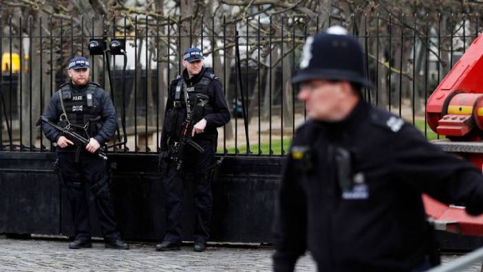 VIDEO: Despliegan operativo policial tras chocar un coche contra la valla del Parlamento británico