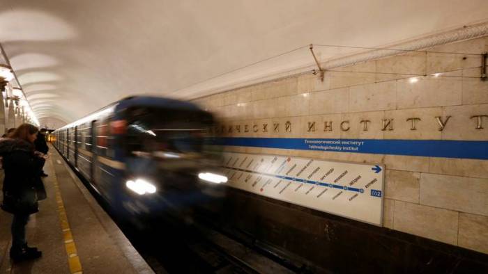 FOTO: Un hombre choca de cabeza contra un metro en marcha y sobrevive