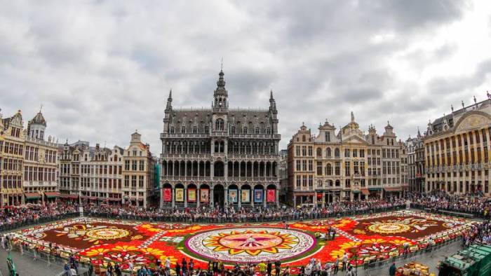 FOTO: Activistas de Femen pisotean la alfombra de flores de Bruselas por el maltrato de migrantes