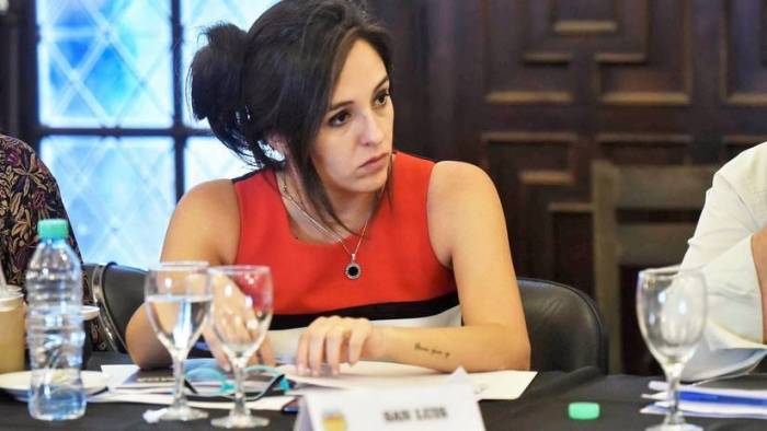 Argentina: Renuncia la ministra de Educación de San Luis tras filmarse fumando marihuana