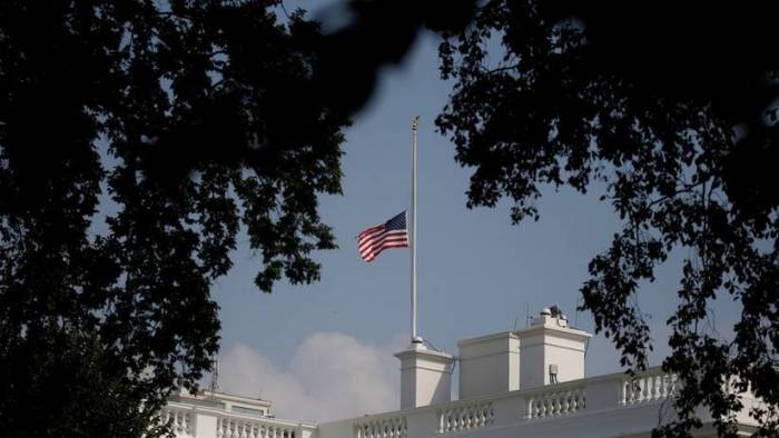 Trump ordena devolver a media asta las banderas tras presiones para rendir homenaje a McCain