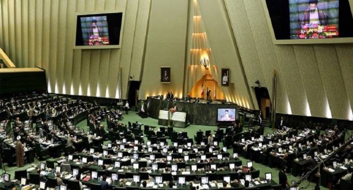 البرلمان الإيراني يعزل وزير الاقتصاد