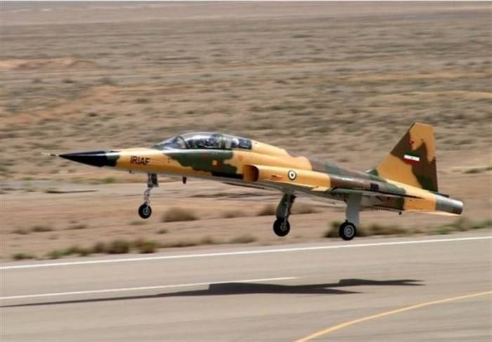 إيران تكشف عن طائرة مقاتلة جديدة محلية الصنع
