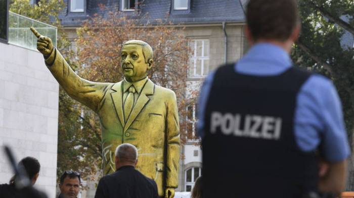 Golden Erdogan statue sparks confusion in German city