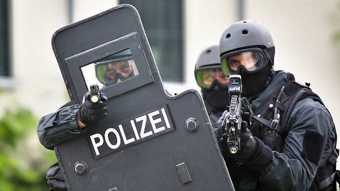 SEK durchsucht Mehrfamilienhaus in Essen