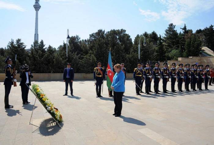 Angela Merkel visits Alley of Martyrs in Baku