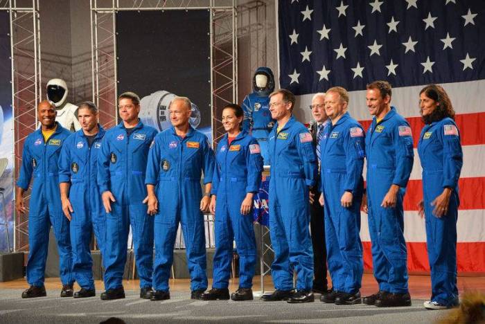 La NASA dévoile les noms des astronautes pour les premiers vols des navettes spatiales Boeing et SpaceX