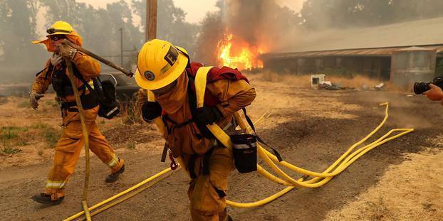 Les pompiers peinent à circonscrire deux gros incendies en Californie