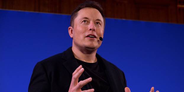 Le constructeur automobile Tesla va rester en Bourse
