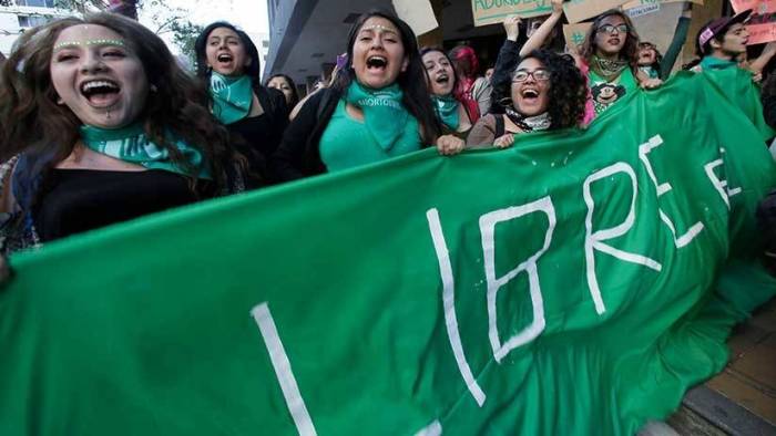 FOTOS, VIDEO: Ecuatorianos marchan a favor de la legalización del aborto que se vota en Argentina