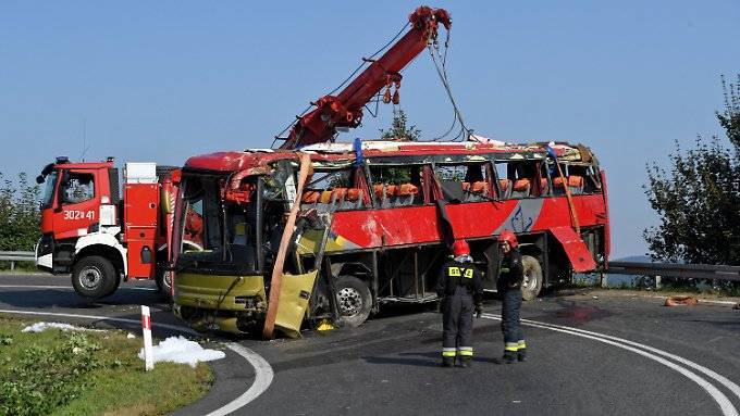 Touristenbus stürzt Hang hinunter