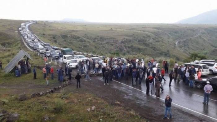 Les Arméniens ferment la route vers Khankendi – VIDEO