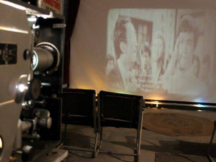 Face au manque de cinémas en Irak, une cave transformée en musée du 7e art