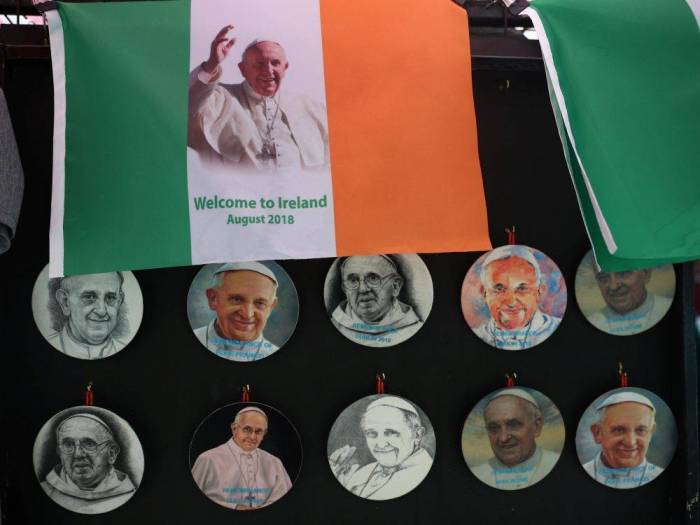 En pleine tempête, le pape François se rend dans une Irlande en profonde mutation