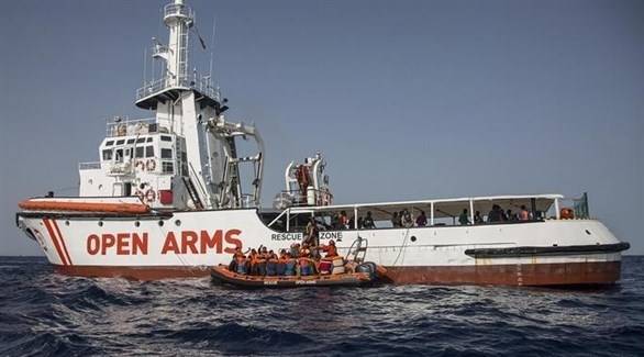 3 دول رفضت استقبالها.. سفينة مهاجرين ترسو في أسبانيا