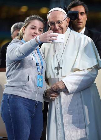 سيلفي لفتاة مع البابا في دبلن-فيديو