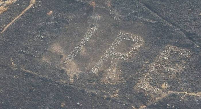 Un incendio forestal revela un mensaje oculto desde la Segunda Guerra Mundial (foto)