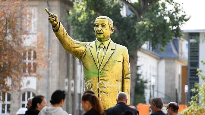 Erdogan-Statue in Wiesbaden abgebaut