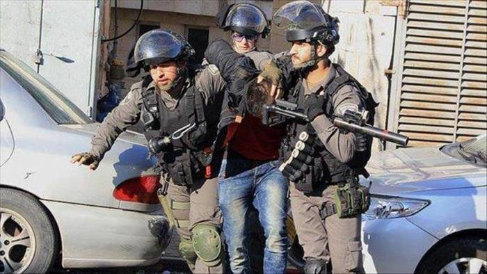 الجيش الإسرائيلي يعتقل 16 فلسطينيا بالضفة بينهم زوجة برلماني