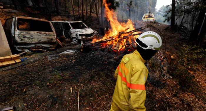 Más de 1.100 bomberos siguen luchando contra un fuerte incendio en Portugal