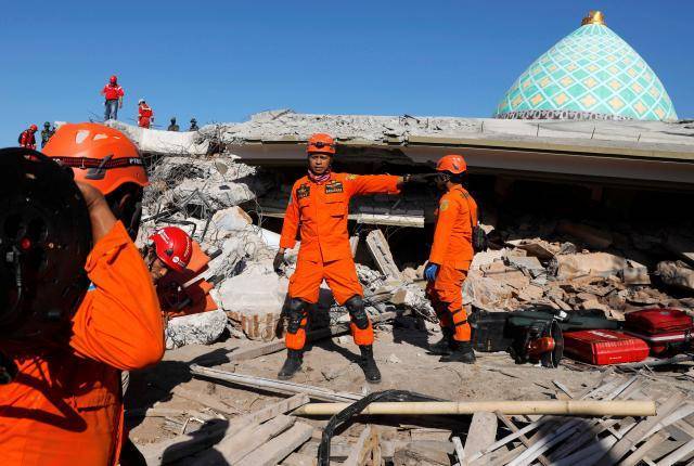 Rescuers dig through quake rubble for aunt of Indonesian sprint star  