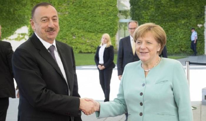 Realizada la ceremonia oficial de bienvenida de Merkel en Bakú