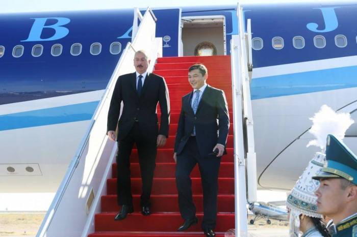 Ilham Aliyev arrive au Kazakhstan - PHOTOS