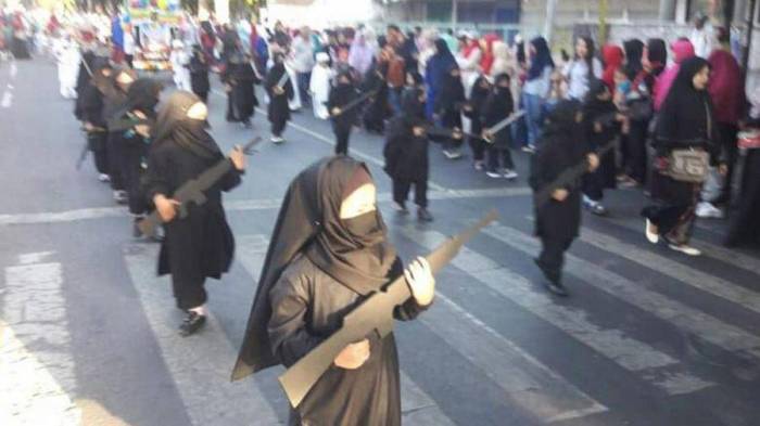 Niqablı uşaqları "silahla" parada çıxardılar - Qalmaqal (VİDEO)