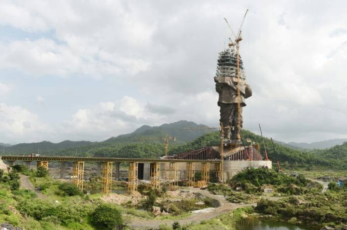 India erige dos gigantescas estatuas cargadas de símbolo político