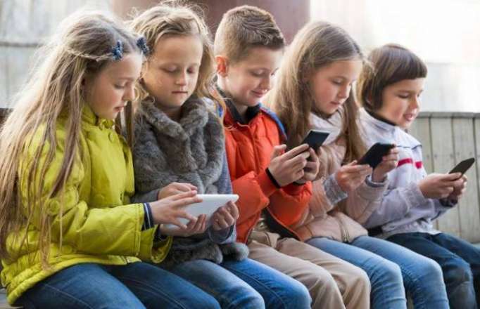 French school mobile phone ban comes into force
