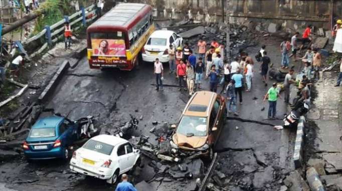 Puente colapsa en La India y deja 25 heridos