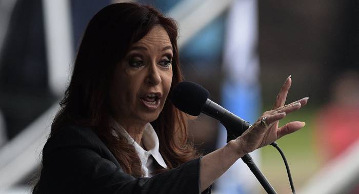 Parlamento ecuatoriano debate si retira condecoración a expresidenta argentina