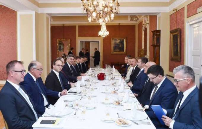 El presidente Ilham Aliyev y el premier croata asisten a la cena de trabajo