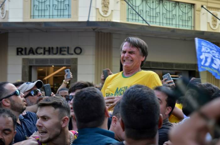 Bolsonaro, internado por una puñalada que puede acercarlo a la presidencia de Brasil
