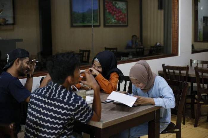 Indonesia province bans men and women from eating together