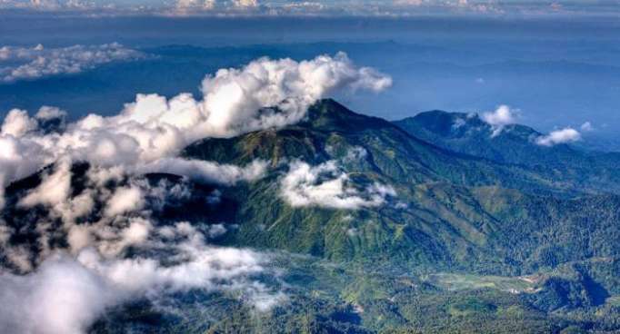 Unos 100 alpinistas atrapados por incendio forestal en un volcán indonesio