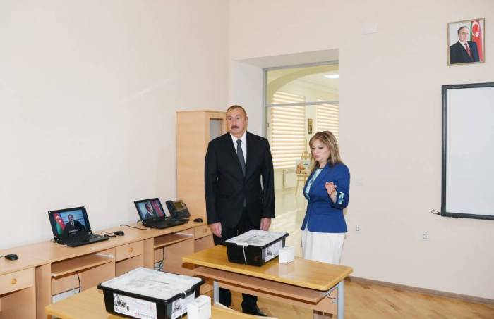 Ilham Aliyev visite l’école №8 pour y inspecter les conditions créées