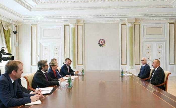 Presidente Ilham Aliyev se reúne con la ministra checa