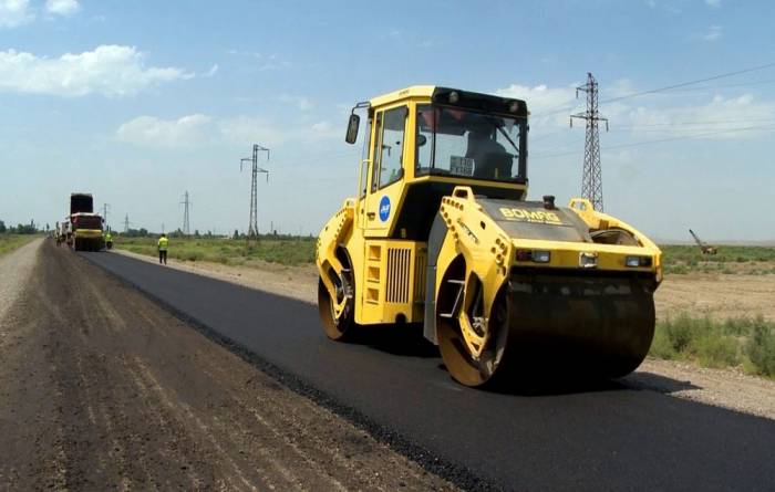 Präsident Ilham Aliyev stellt Geldmittel für Autostraßenbau im Rayon Oguz bereit