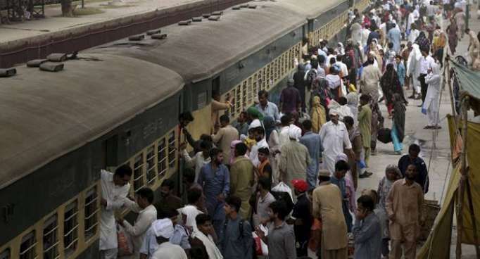 Al menos 20 heridos al descarrillar un tren en Pakistán