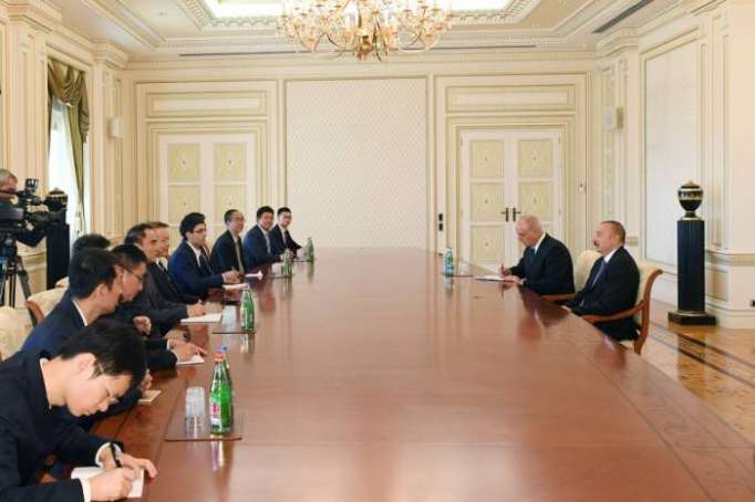 Präsident Ilham Aliyev empfängt chinesische Delegation um Chefredakteur der Xinhua