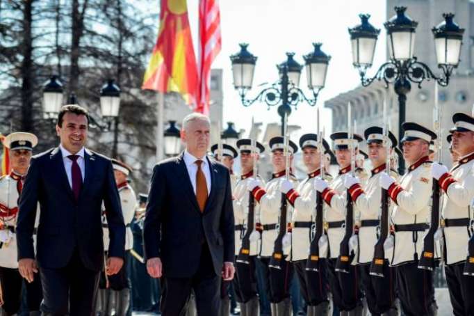 Mattis llega a Macedonia para contrarrestar la "influencia" rusa en el referéndum