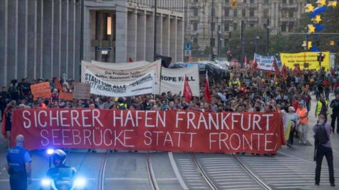 Miles de alemanes marchan en Frankfurt en apoyo a refugiados