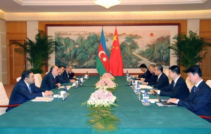 Außenminister Wang Yi: China ist an einer umfassenden Entwicklung von Beziehungen zu Aserbaidschan interessiert