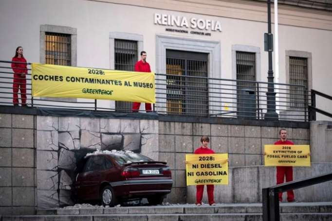 Greenpeace "estrella" un coche en el Reina Sofía para denunciar el calentamiento