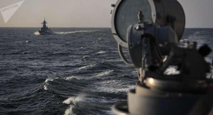 Russische Schiffe üben Gefechtsschießen im Kaspischen Meer