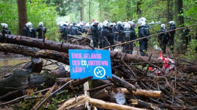 Aktivisten blockieren Bahnstrecke im Hambacher Forst