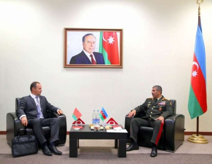 Aserbaidschan, Belarus erörtern militärische Zusammenarbeit