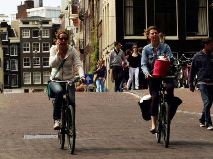 Netherlands to ban cyclists from using mobile phones