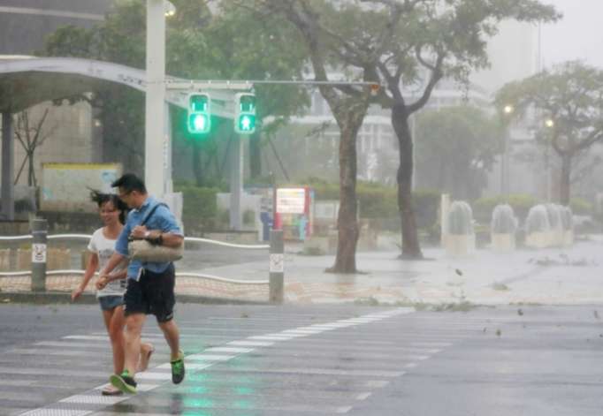 El tifón Trami deja 45 heridos en Japón y perturba los transportes